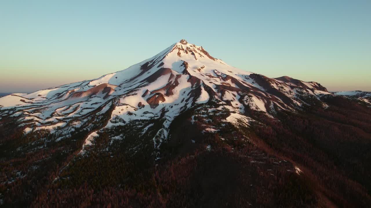 fotografía de un avión no tripulado de una montaña nevada al atardecer