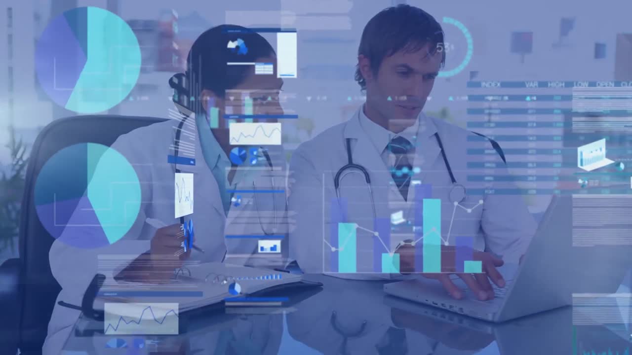 el médico está usando una computadora portátil mientras su colega está tomando notas en una oficina