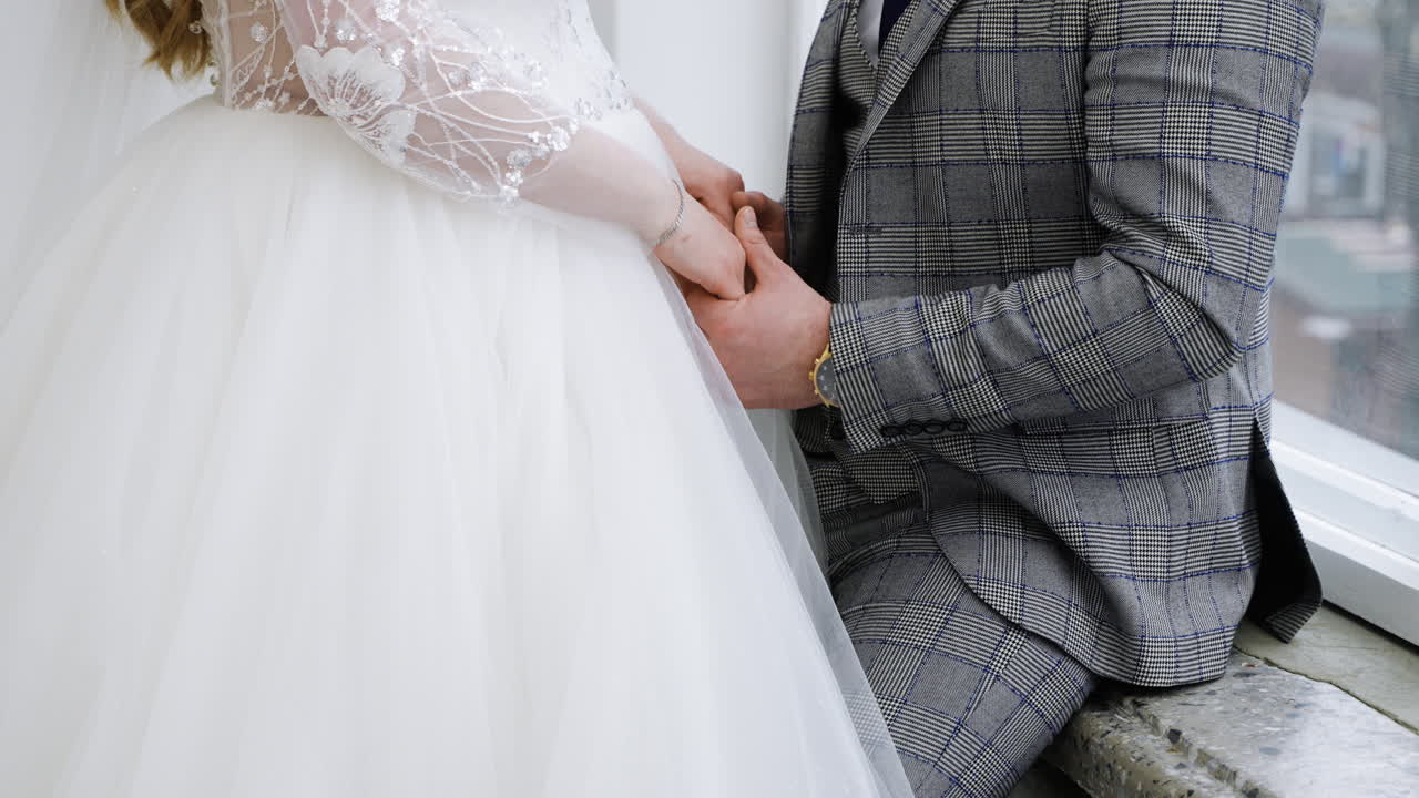 우아한 신혼부부가 이야기하고 있습니다.