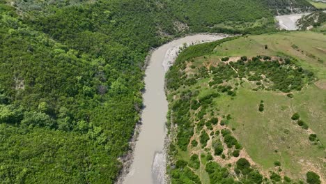 Verschmutzter-Fluss-In-Ländlichem-Land-Mit-Braunem,-Schmutzigem-Wasser