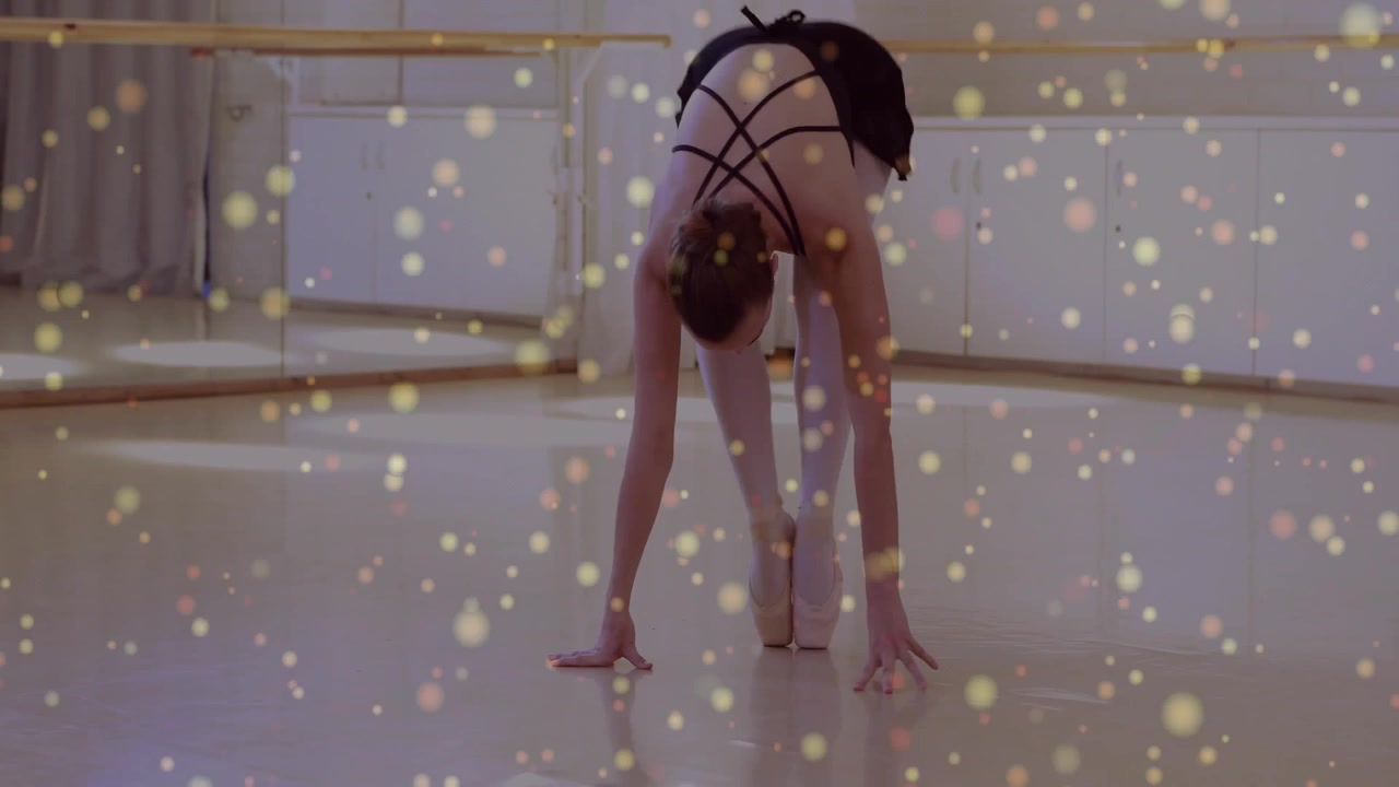 Ballerina che allaccia i nastri, attivando un grafico di flessibilità che sale intorno alle gambe in un'app di salute.