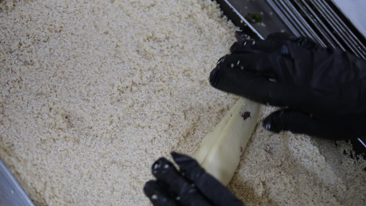 집에서 만든 페이스트리가  ⁇  조각의 트레이에 놓여서 롤링되고 있습니다.