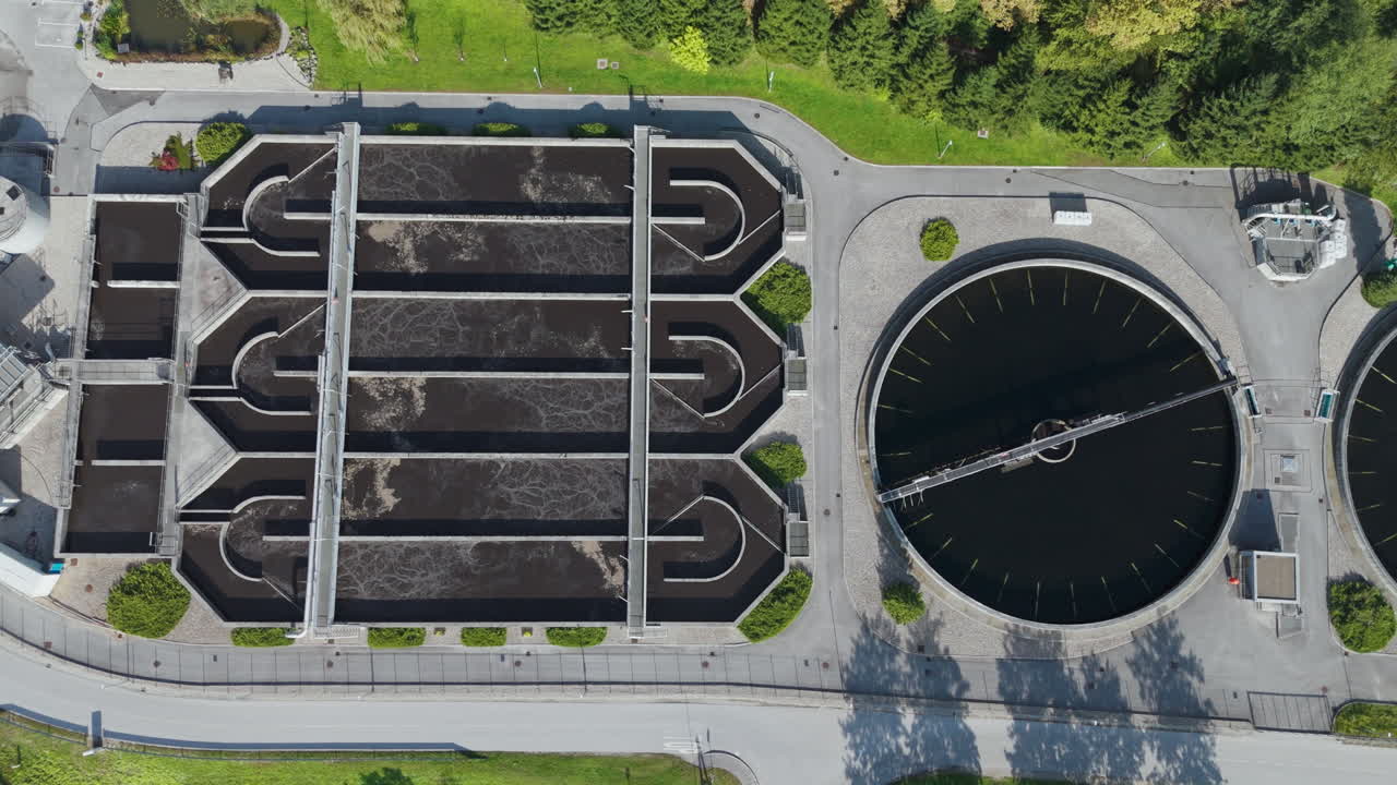Vogelperspektive der Anlage mit mehreren Wasseraufbereitungstanks, die in Reihen angeordnet sind, ein kreisförmiger