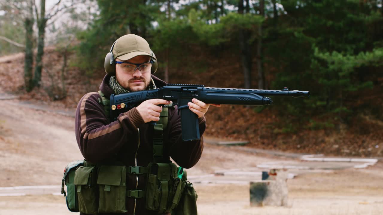 헤드폰을 쓴 사냥꾼이 총을 쏜다