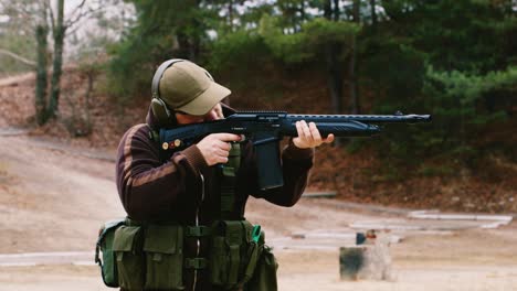 Ein-Jäger-Mit-Kopfhörern-Schießt-Mit-Einer-Waffe