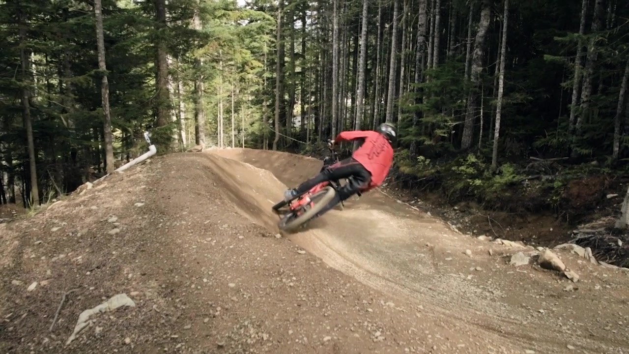 Ciclistas de mountain bike em curva em câmera lenta