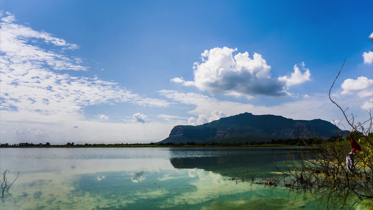 montaña pavagadh y lago vadatalav también conocido como lago pavagadh