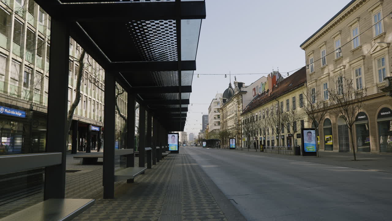 Leere Stadtstraße mit Bushaltestelle an einem sonnigen Tag