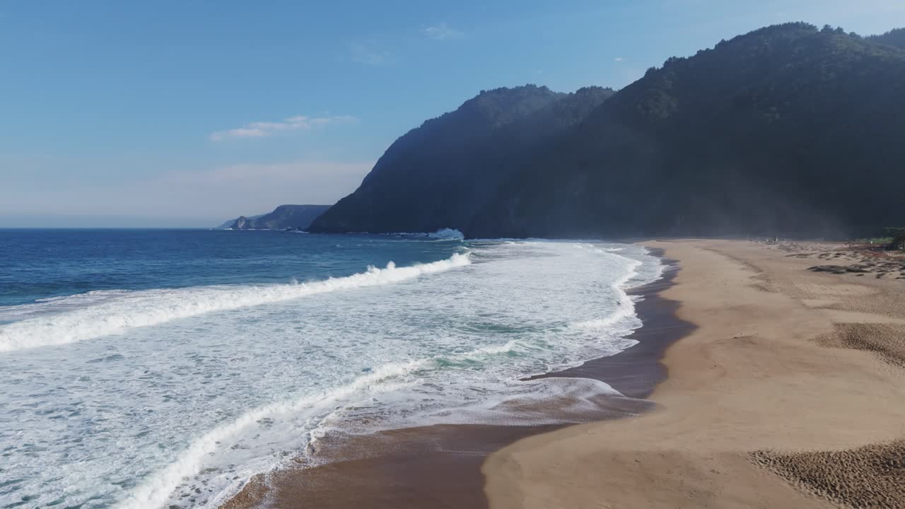 Pemandangan Udara Pantai Terpencil dengan Ombak yang Memecah di Pantai