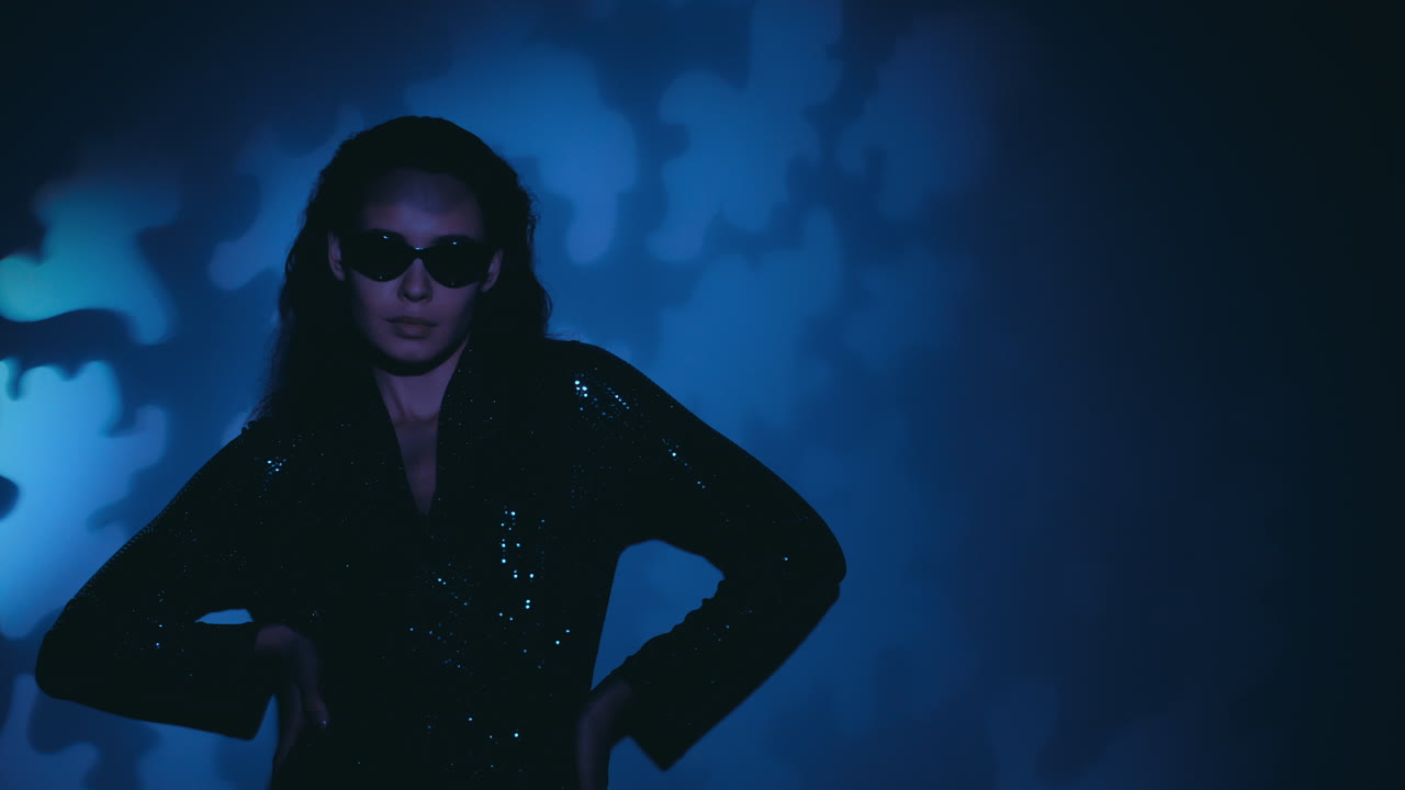 mujer elegante en un vestido de pañuelo