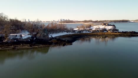 Bosque-Nevado-De-Invierno-Junto-A-La-Bahía,-Squantum,-Massachusetts