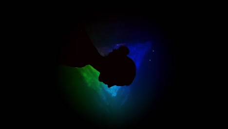abstracción. la cabeza de la chica se mueve en círculo mientras está en triángulo. marco de video vertical.