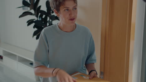 courier delivering express mail to female client