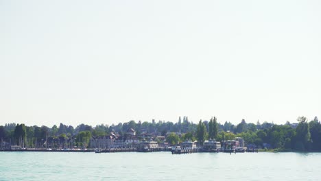 vista panorámica del barco desde el ferry hasta el puerto de konstanz en el lago de constanza