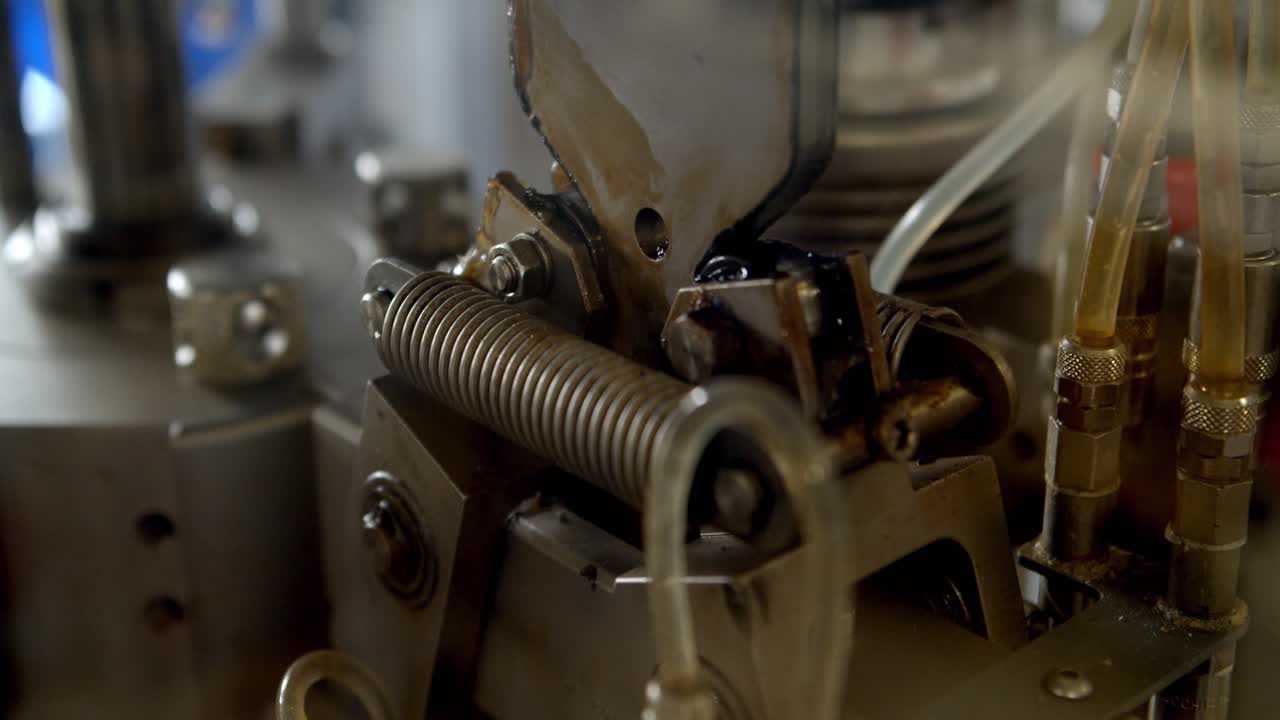 máquina de producción bien mantenida con grasa - industria de fabricación de cosméticos - cámara lenta