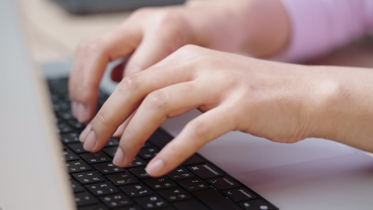 mano de cerca de una mujer de negocios escribiendo teclado computadora portátil en la oficina de escritorio