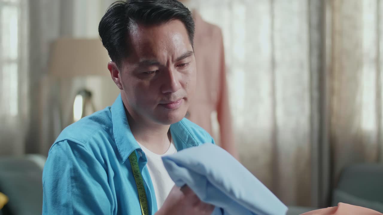 바느질 프로젝트 를 위해 천 을 검사 하는 사람