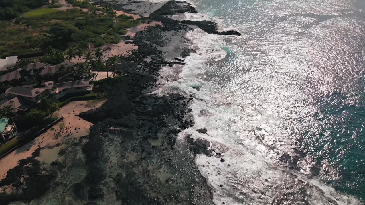 해변에서 잔잔한 파도의 느린 공개 샷