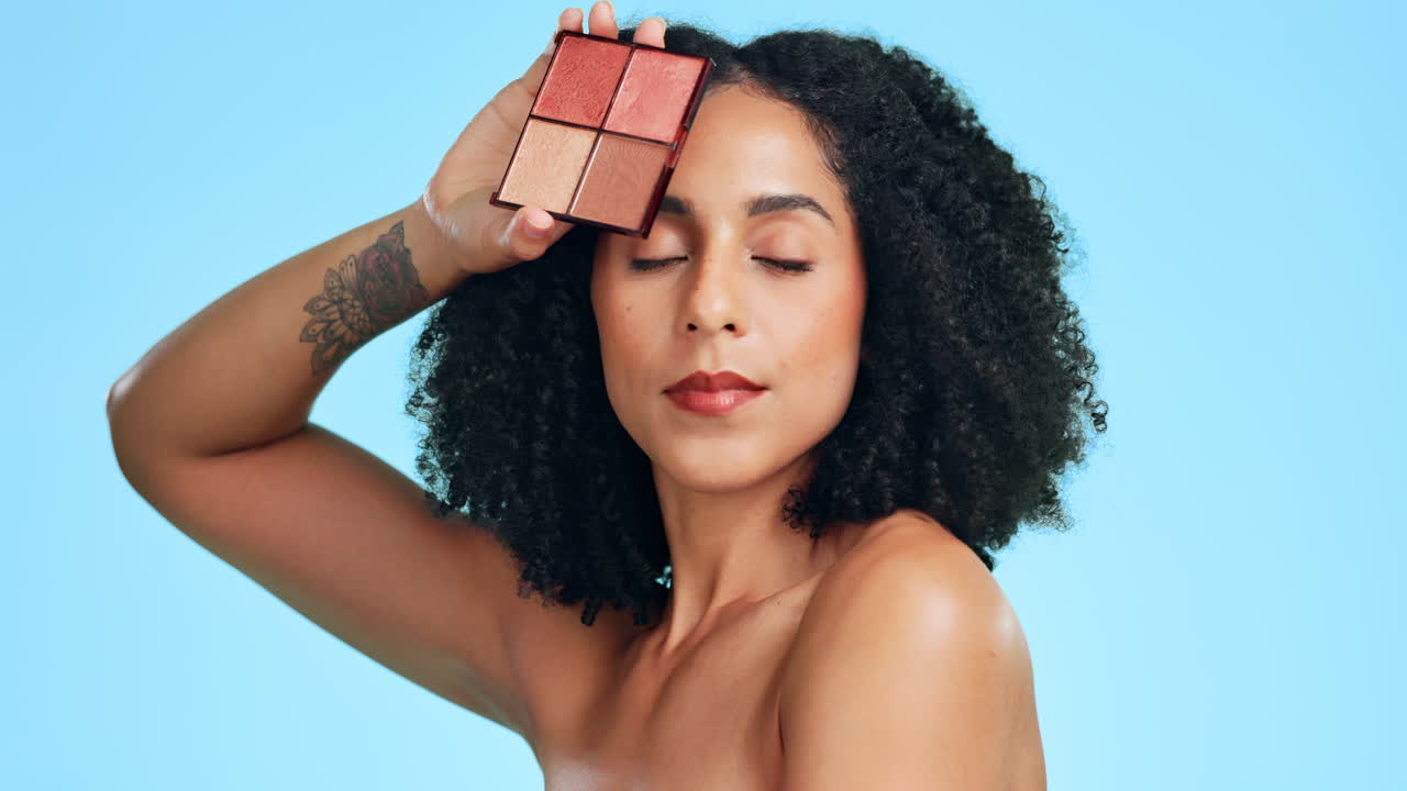 Bellezza, palette di trucco e viso di donna in studio