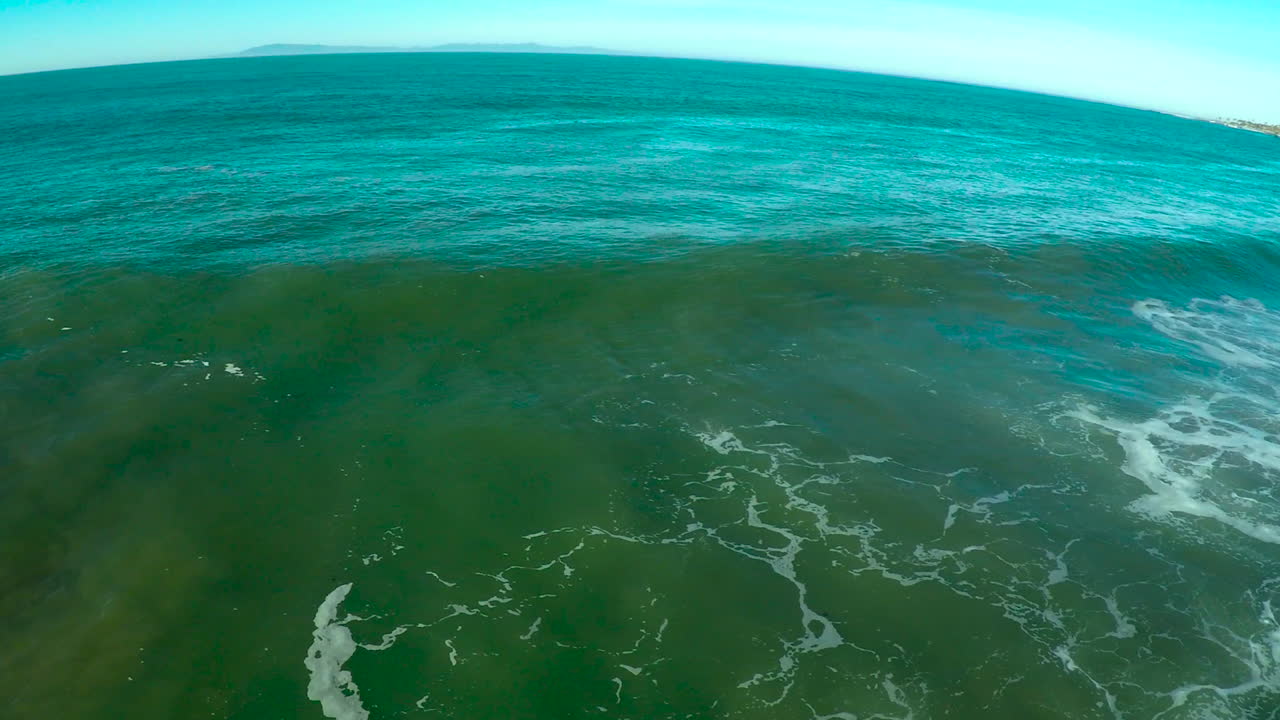 일반 해변으로 굴러가는 대형 쓰나미 스타일의 파도 위의 공중 팬