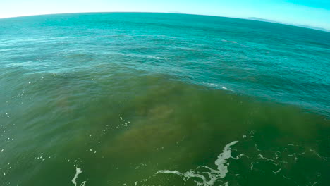 panorámica aérea sobre grandes olas estilo tsunami que llegan a una playa genérica