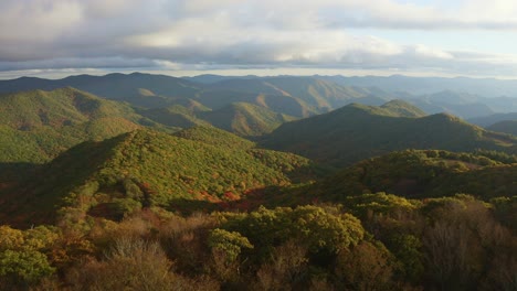 Enthüllen-Sie-Eine-Drohnen-Luftaufnahme-Der-Rauchigen-Bergkette-Im-Herbst-Mit-Bunten-Blättern