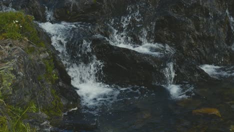 Eine-Malerische-Aufnahme-Von-Wasser,-Das-über-Felsen-In-Den-Bergen-Von-Alberta-In-Kanada-Fließt