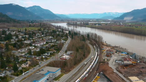 Luftaufnahme-Entlang-Des-Fraser-River-In-Scenic-Mission,-British-Columbia