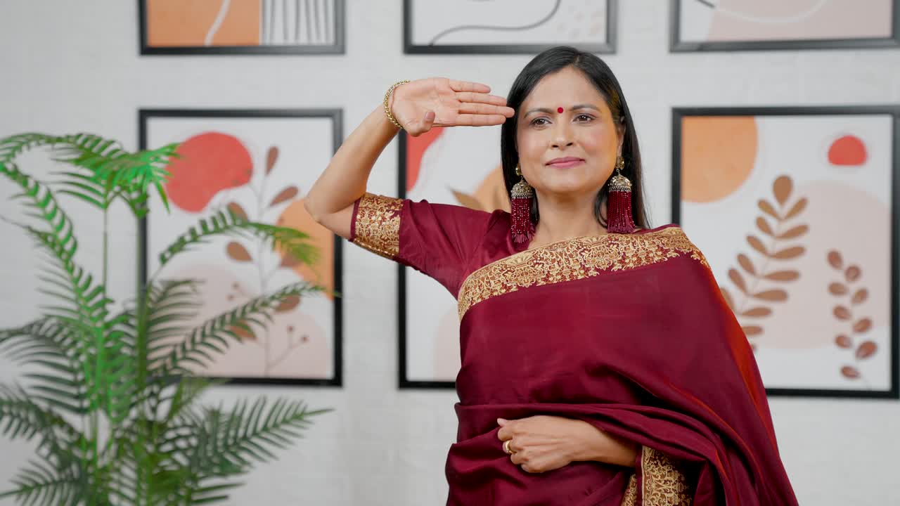 Wanita India memberi hormat