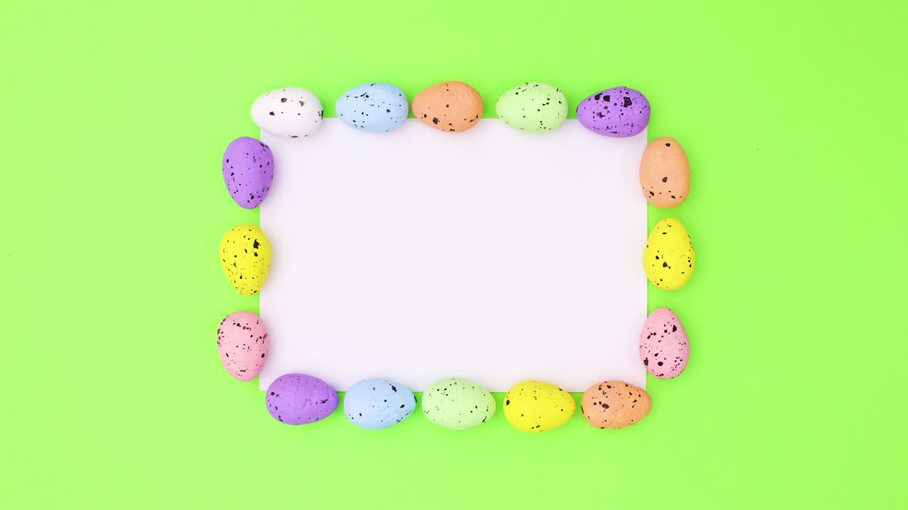 пасхальные яйца перемещаются вокруг белой бумаги для текста на зеленую тему. остановите движение