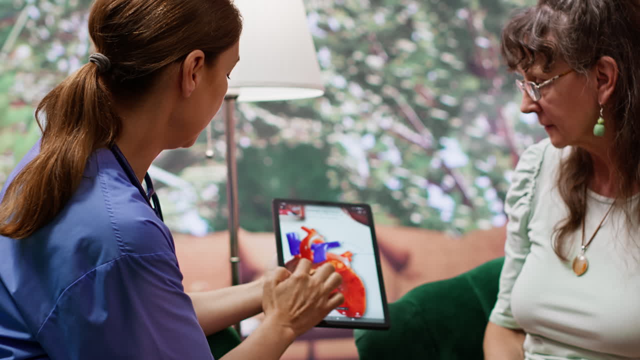 cuidador que diagnostica la enfermedad cardíaca y da consejos para el bienestar