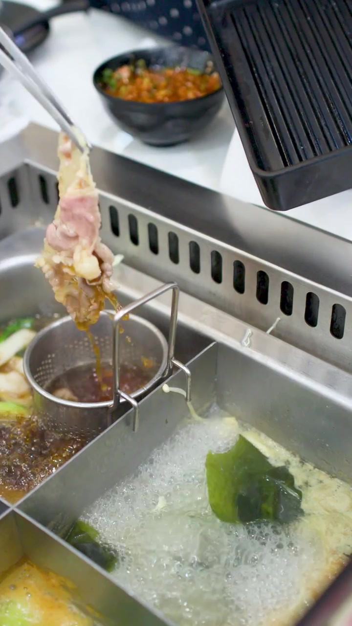 Doppa färskt skivat kött i en kokande het gryta
