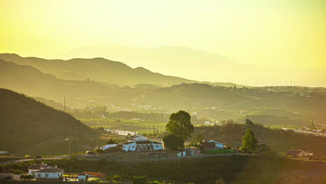 Casas-Y-Caminos-Entre-Montañas-Al-Atardecer