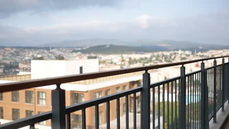vista de la ciudad desde un balcón