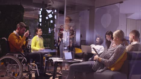 empresario discapacitado en silla de ruedas en el trabajo en una oficina de coworking de espacio abierto moderno en una reunión de equipo utilizando gafas de realidad virtual y simulación de drones. trabajo en equipo efectivo en un negocio de puesta en marcha.