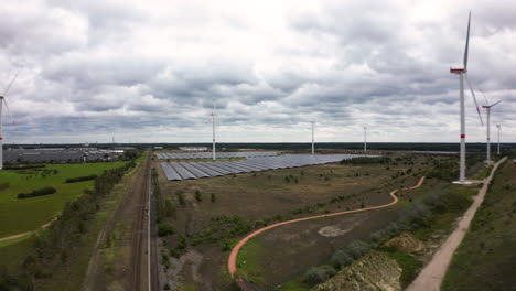 Turbinas-Eólicas-Giratorias-Y-Paneles-Solares,-Vista-Aérea-De-Drones