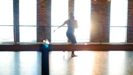 Bailarina-Practicando-En-El-Estudio