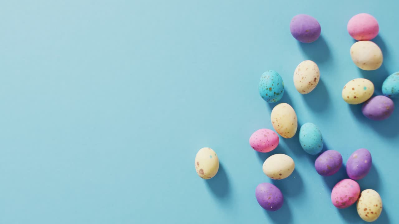 파란색 표면 에 장식 된 다채로운 이스터 달 ⁇  의 비디오