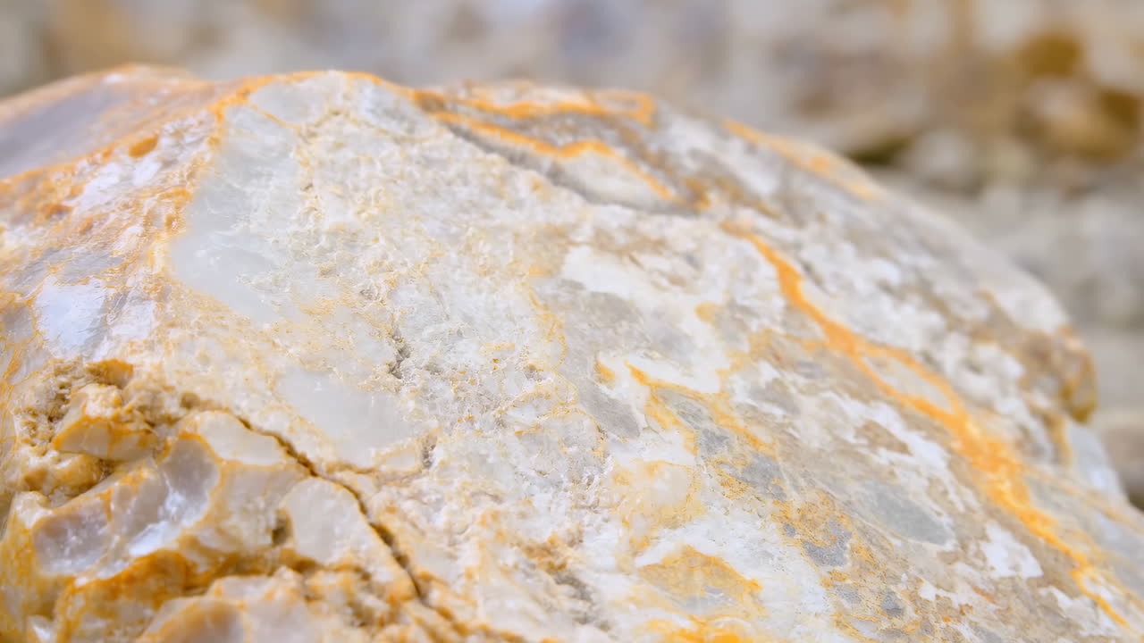 Primo piano dettagliato della texture di roccia al quarzo naturale.
