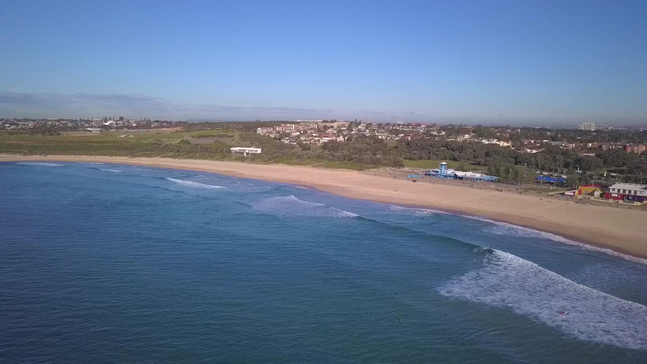 drone volando sobre una hermosa playa en sydney australia