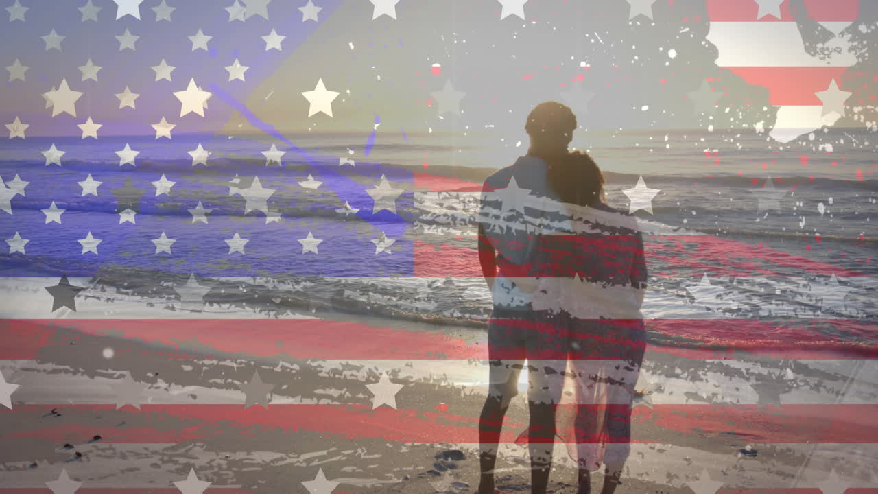 animación de la bandera estadounidense, estrellas y textura sobre una pareja diversa abrazándose en una playa soleada