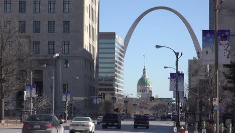 Una-Toma-De-Establecimiento-Del-Centro-De-St-Louis-Missouri-Con-El-Arco-De-Entrada-En-La-Distancia-6