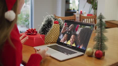 Kaukasische-Frau-Mit-Weihnachtsmütze,-Die-Zu-Weihnachten-Zu-Hause-Einen-Videoanruf-Auf-Dem-Laptop-Führt