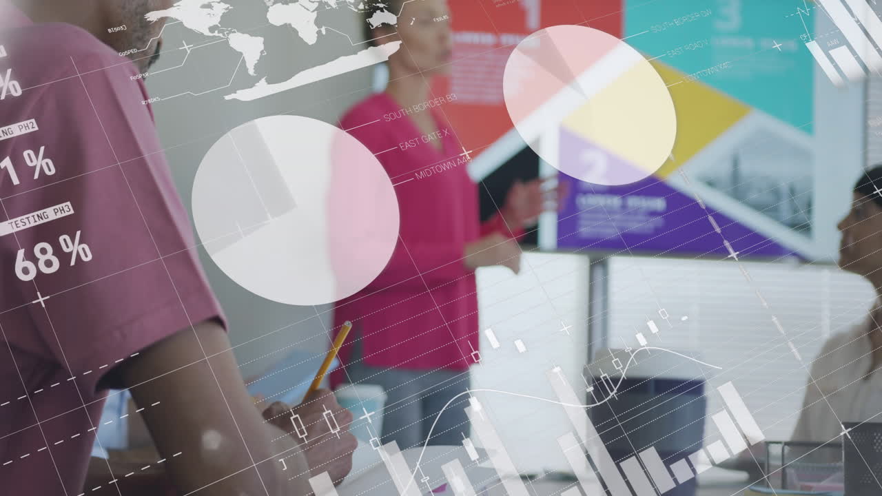 animación del procesamiento de datos financieros sobre diversas personas de negocios que se reúnen en la oficina