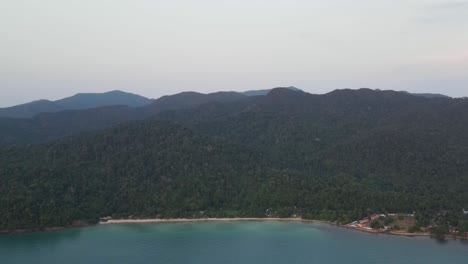 Vista-Aérea-De-Gran-ángulo-De-La-Playa-Solitaria-De-Koh-Chang-Con-El-Paisaje-De-Colinas-Forestales-En-El-Fondo