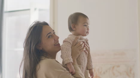 Glückliches-Junges-Paar,-Das-Zu-Hause-Mit-Ihrem-Baby-Spielt