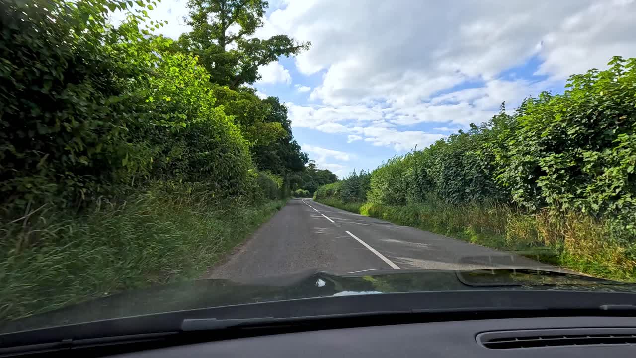 차량은 도로 작업 표지판과 장벽을 탐색합니다.