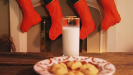 galletas de jengibre con un vaso de leche en una mesa de madera