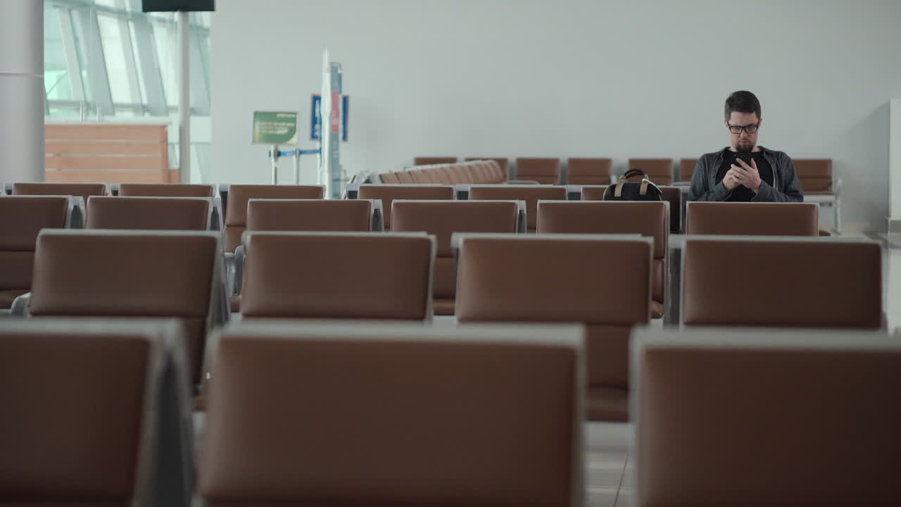 hombre esperando en el aeropuerto