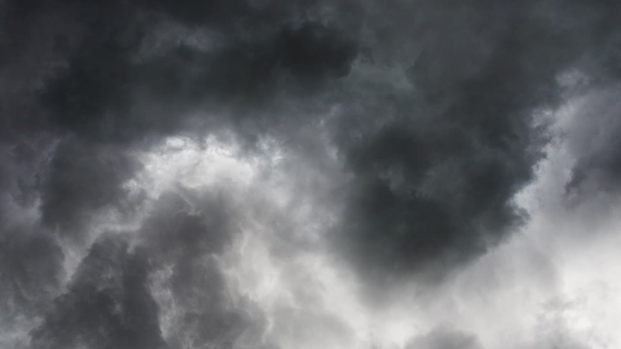 tormenta sobre el cielo oscuro 4k